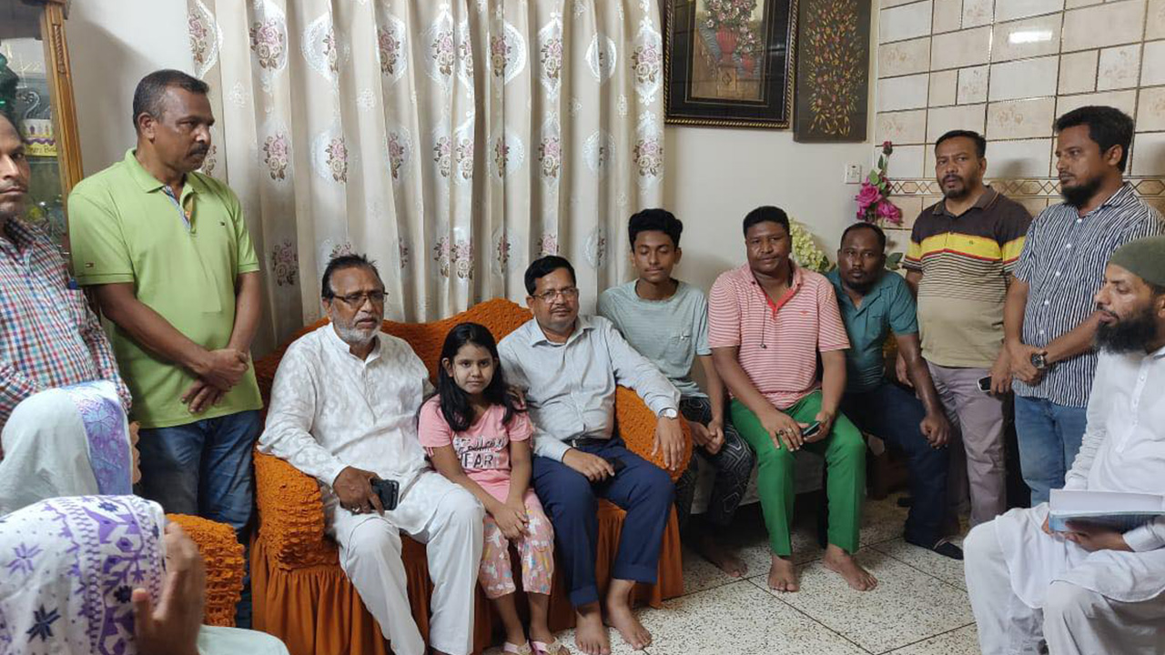 পুলিশের হাতে গ্রেপ্তার শ্রমিকদল নেতার বাসায় বিএনপির প্রতিনিধিদল। ছবি : কালবেলা