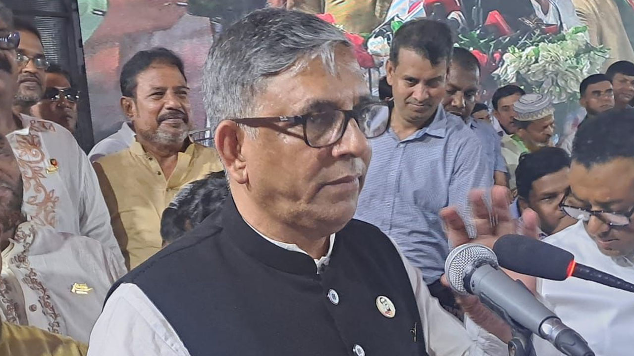 নারায়ণগঞ্জ জেলা ও মহানগর স্বেচ্ছাসেবক লীগের সম্মেলনে আ ফ ম বাহাউদ্দিন নাছিম। ছবি : কালবেলা