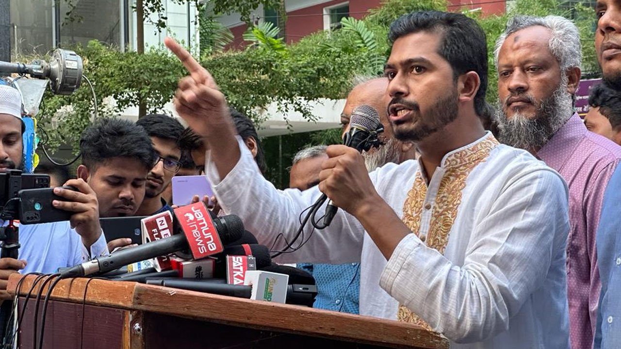 পুরানা পল্টনে গণঅধিকার পরিষদের কেন্দ্রীয় কার্যালয়ের সামনে বিক্ষোভ সমাবেশে দলটির একাংশের সভাপতি ভিপি নুরুল হক নুর। ছবি : কালবেলা