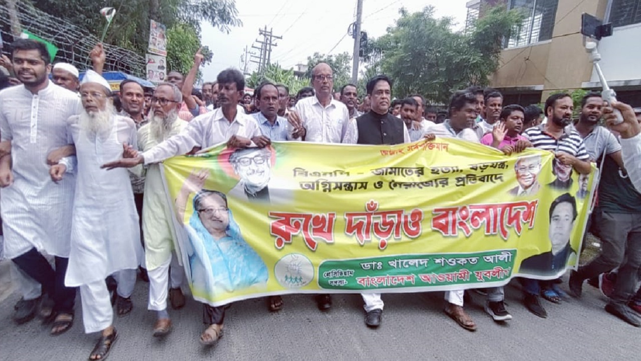 বিক্ষোভ কর্মসূচিতে যুবলীগের প্রেসিডিয়াম সদস্য ডা. খালেদ শওকত আলী। ছবি : কালবেলা