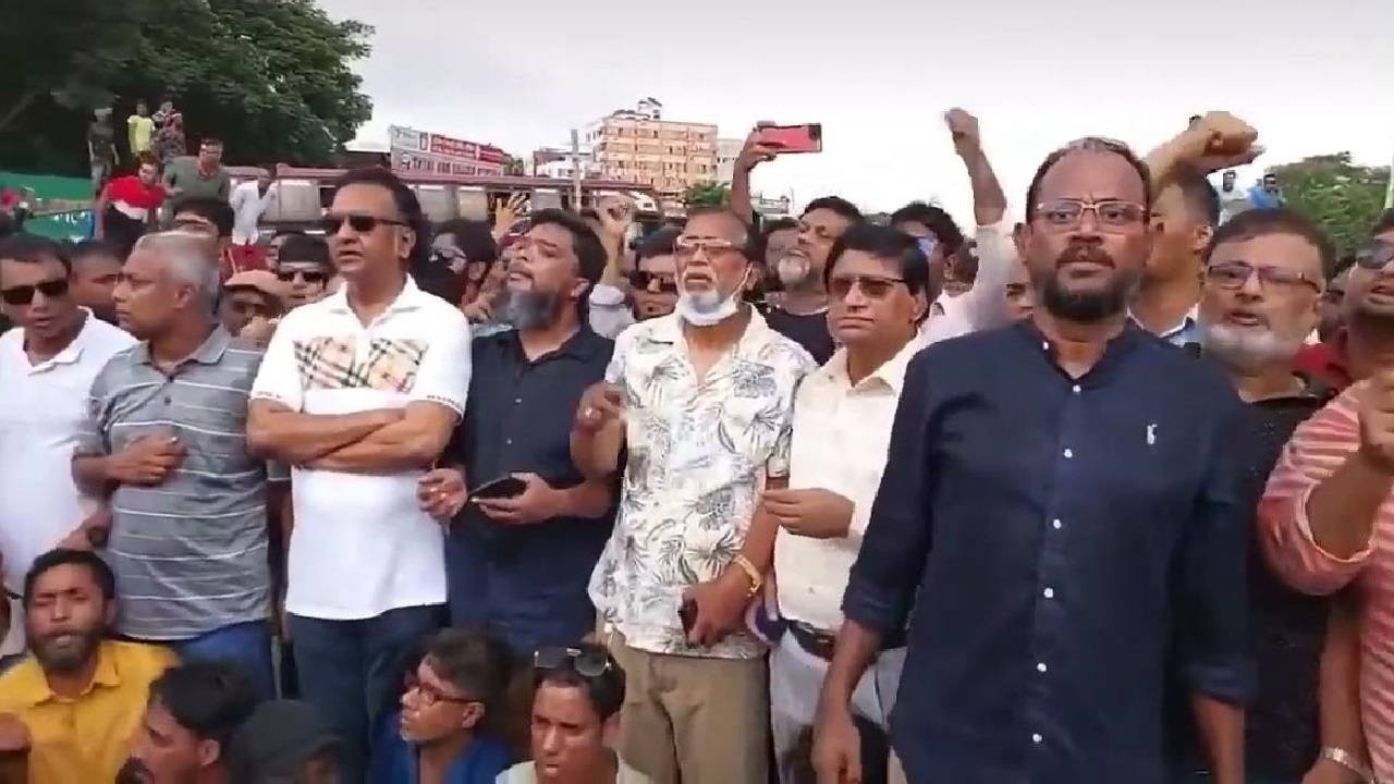 গত ২৯ জুলাই বিএনপির অবস্থান কর্মসূচিতে স্লোগান দিচ্ছিলেন যুবদলের সভাপতি সুলতান সালাউদ্দিন টুকু। ছবি: সংগৃহীত