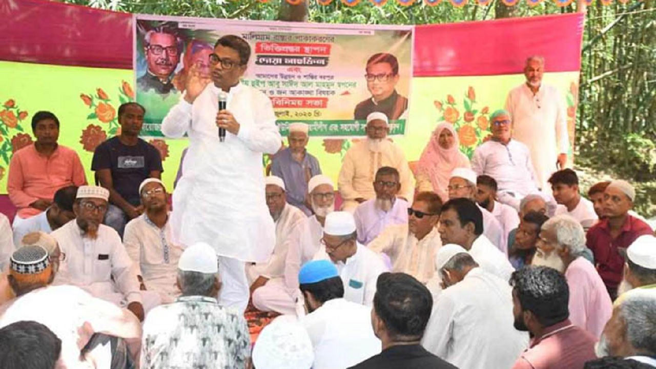 আক্কেলপুরে বঙ্গবন্ধু ও বঙ্গমাতা ফুটবল টুর্নামেন্টের পুরস্কার বিতরণী অনুষ্ঠানে কথা বলেন জাতীয় সংসদের হুইপ । ছবি : সংগৃহীত