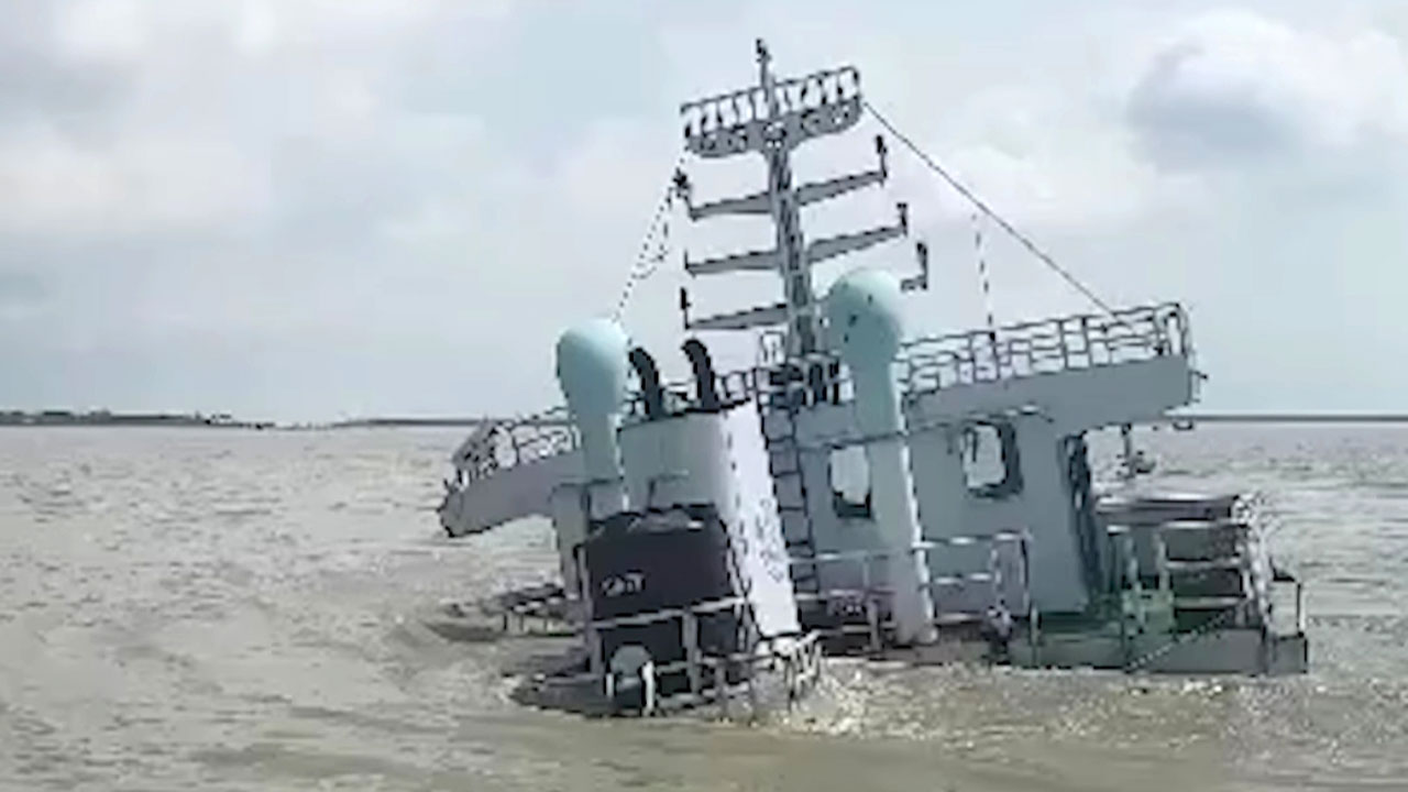 হাতিয়ার মেঘনা নদীতে লাইটার জাহাজডুবি। ছবি : কালবেলা
