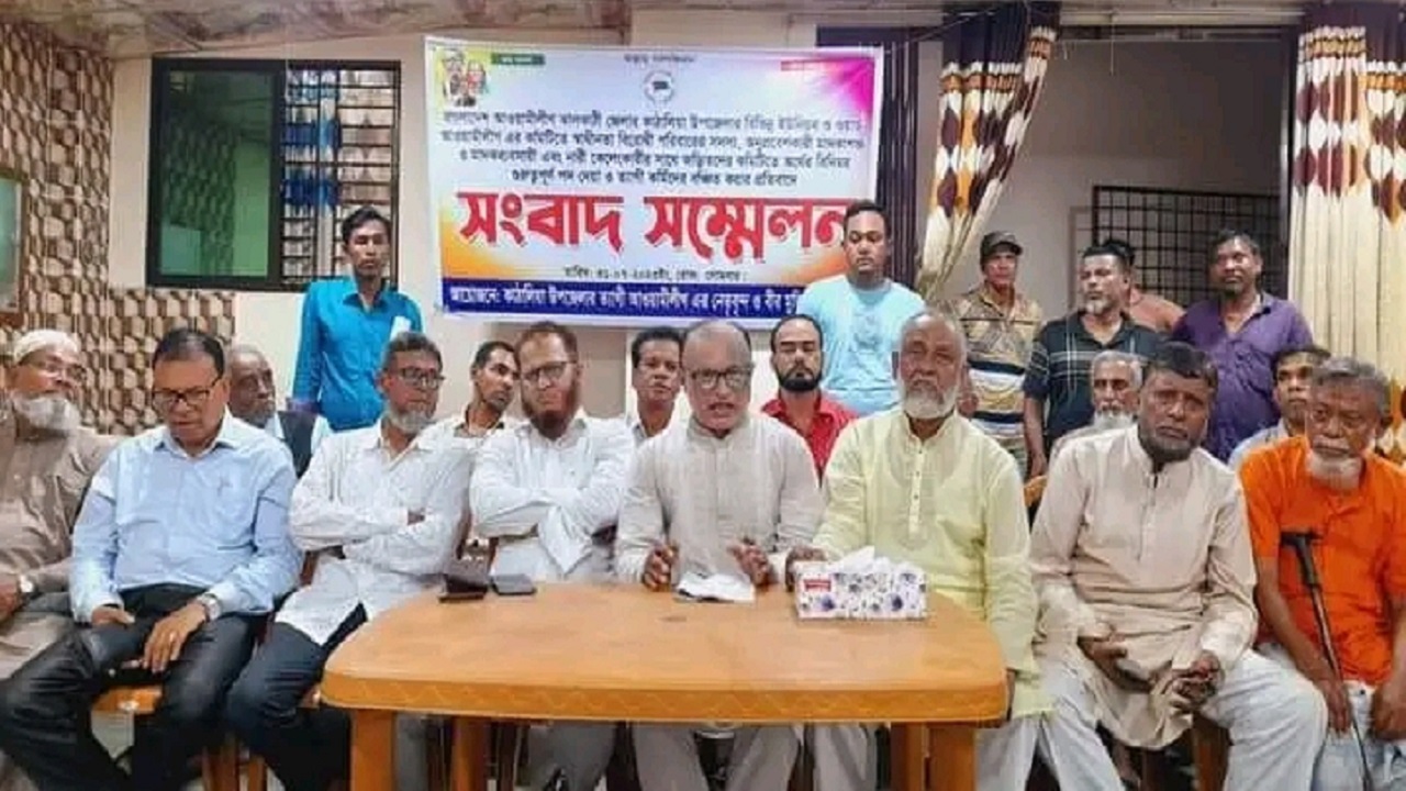 সংবাদ সম্মেলনে পদবঞ্চিত আওয়ামী লীগের নেতাকর্মীরা। ছবি : কালবেলা