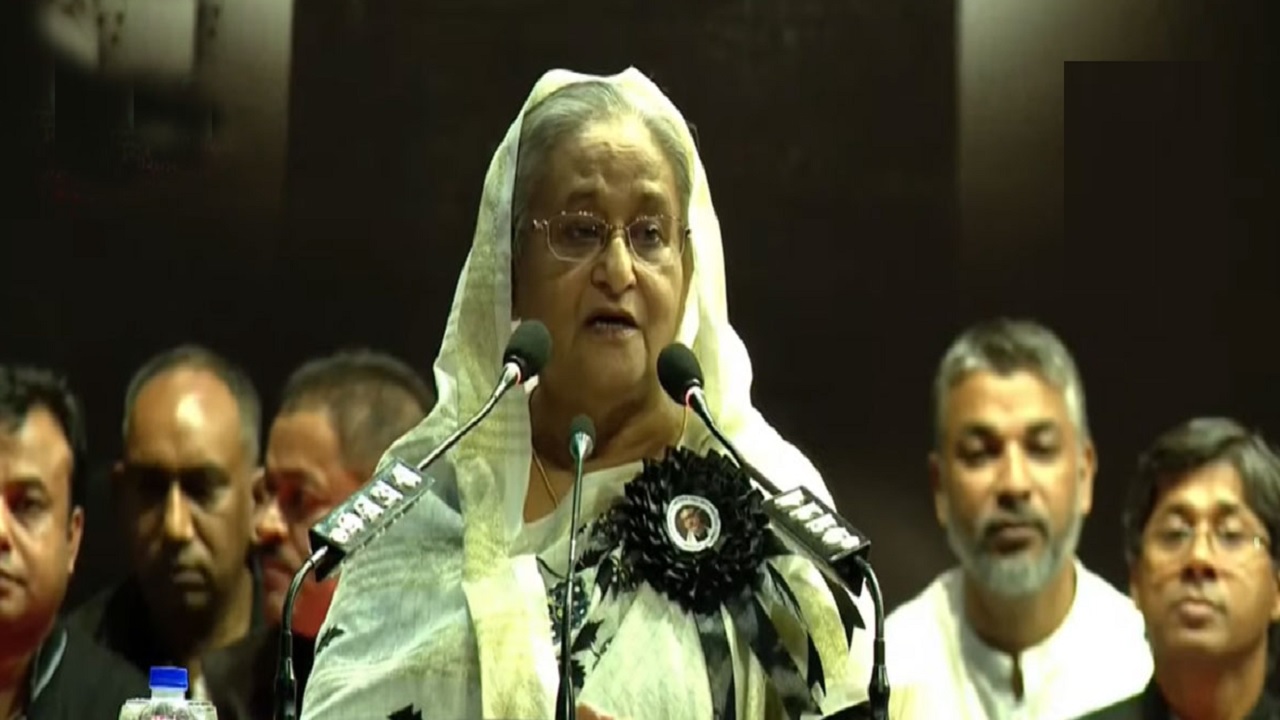 রাজধানীর কৃষিবিদ ইনস্টিটিউটে জাতীয় শোক দিবস উপলক্ষে আলোচনাসভায় কথা বলছেন প্রধানমন্ত্রী। ছবি : সংগৃহীত