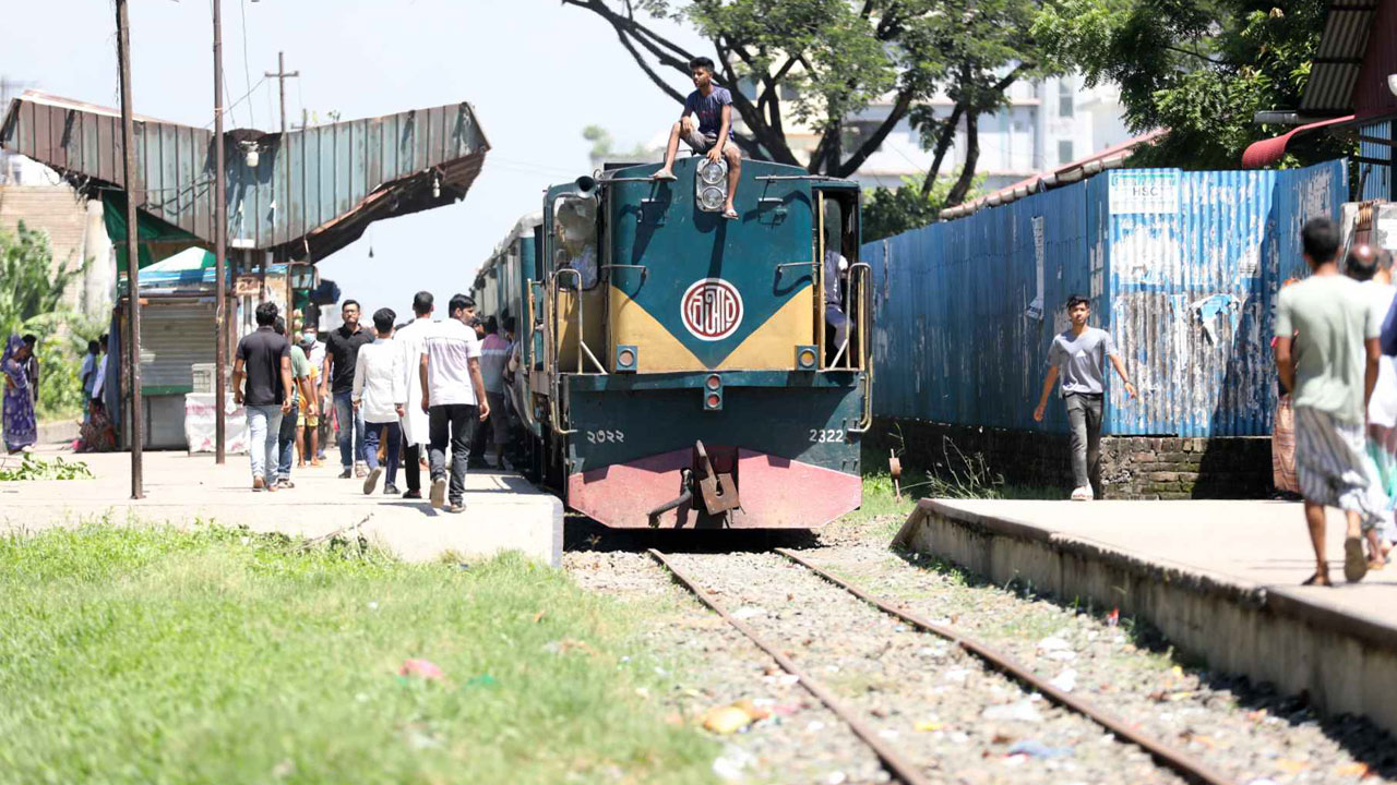 ঢাকা-নারায়ণগঞ্জ রু‌টে ট্রেন চলাচল শুরু। ছবি : কালবেলা