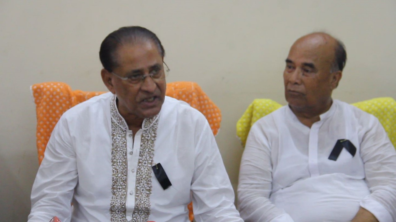 পাবনায় নেতাকর্মীদের উদ্দেশে বক্তব্য দেন আওয়ামী লীগের সভাপতিমণ্ডলীর সদস্য মো. আব্দুর রহমান (বামে)। ছবি : কালবেলা