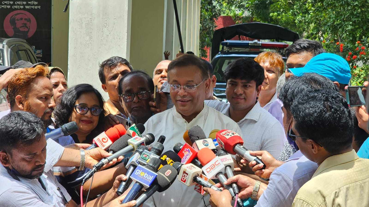 রংপুরে বাংলাদেশ টেলিভিশন কেন্দ্র প্রকল্পস্থল পরিদর্শন শেষে কথা বলছেন তথ্য ও সম্প্রচারমন্ত্রী এবং আওয়ামী লীগের যুগ্ম সাধারণ সম্পাদক ড. হাছান মাহমুদ। ছবি: কালবেলা