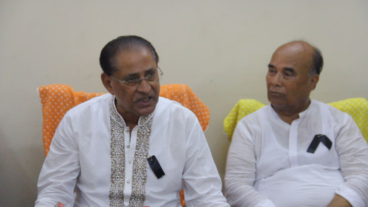 পাবনায় সাংবাদিকদের সঙ্গে আলাপকালে আওয়ামী লীগের প্রেসিডিয়াম সদস্য আব্দুর রহমান। ছবি: কালবেলা