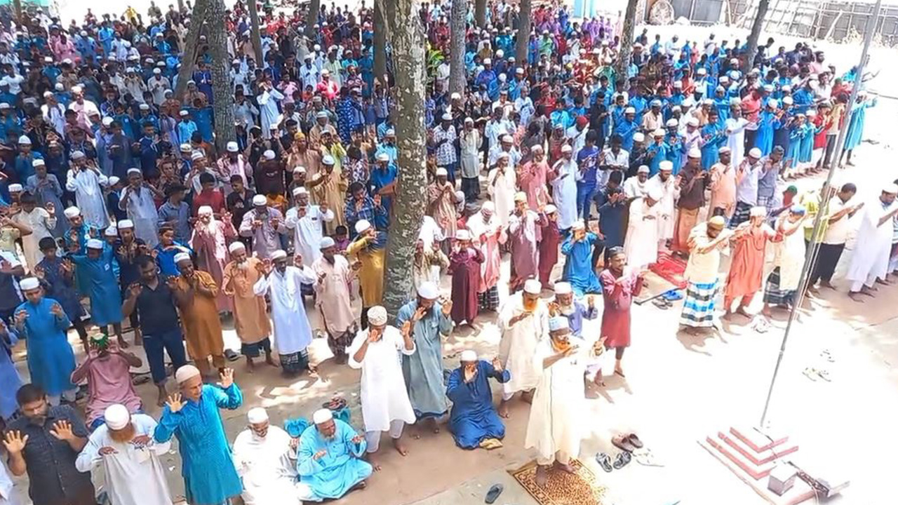 বগুড়ায় বৃষ্টির আশায় ইস্তেসকার নামাজ আদায়। ছবি : কালবেলা