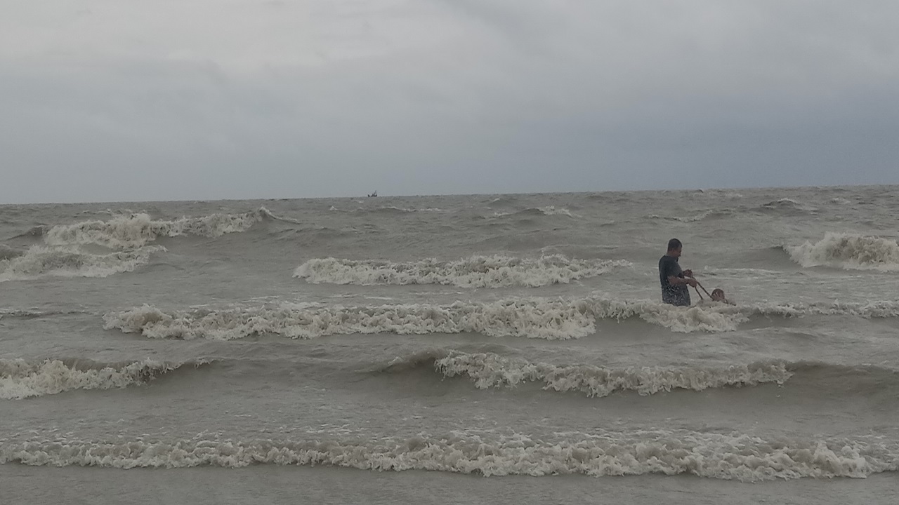 হঠাৎ উত্তাল বঙ্গোপসাগর। ছবি: কালবেলা