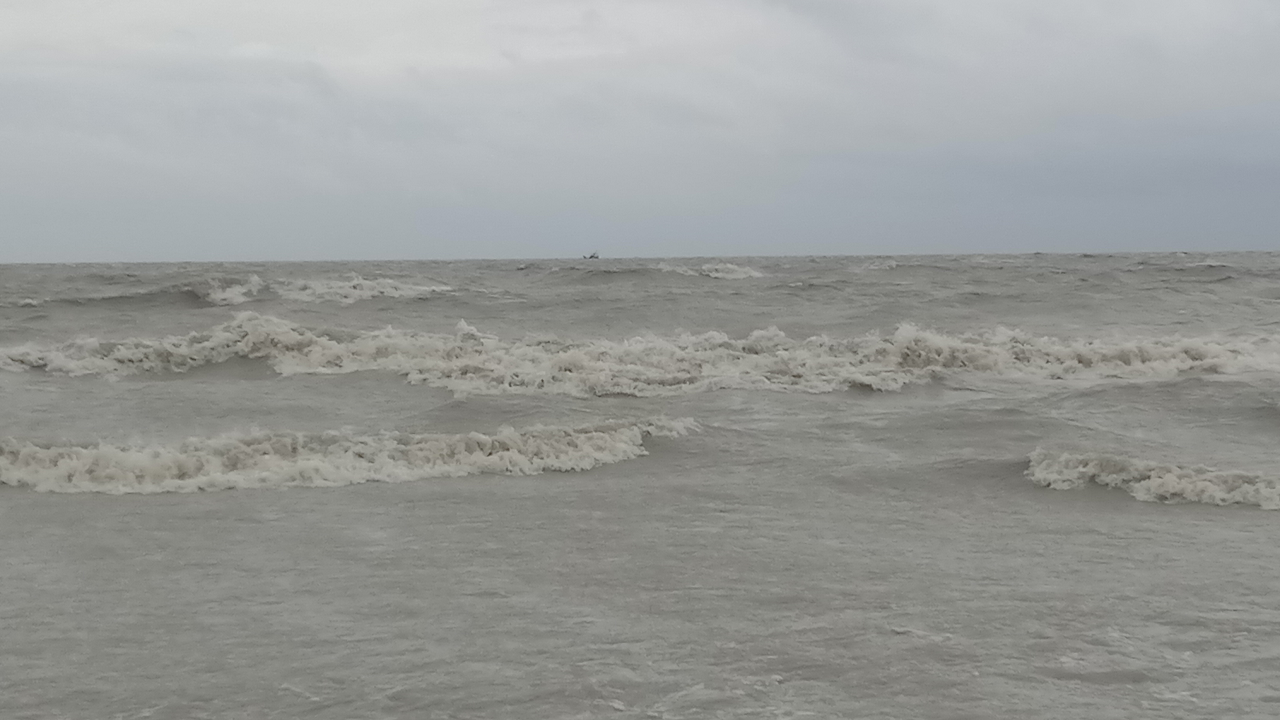 উত্তাল বঙ্গোপসাগর। ছবি : কালবেলা