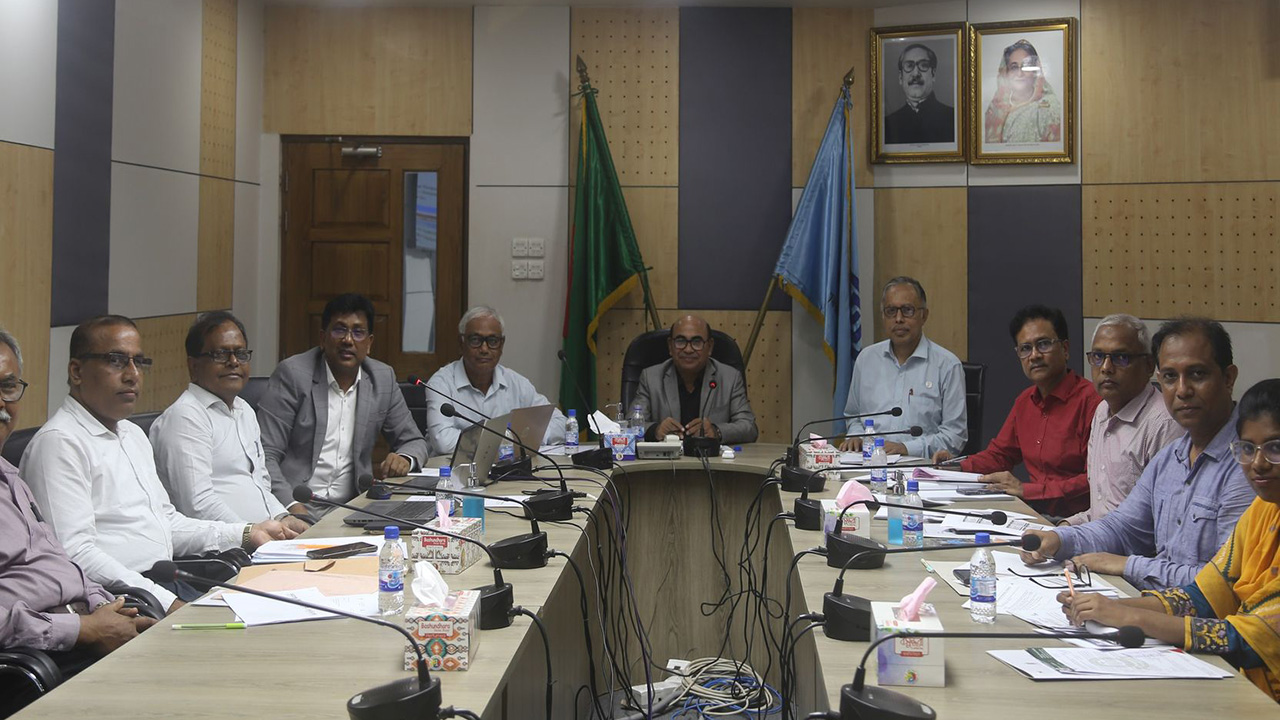 ইউজিসির প্রস্তাবিত অনুষদ, বিভাগ ও জনবল নিয়োগ সংক্রান্ত সভা। ছবি : কালবেলা