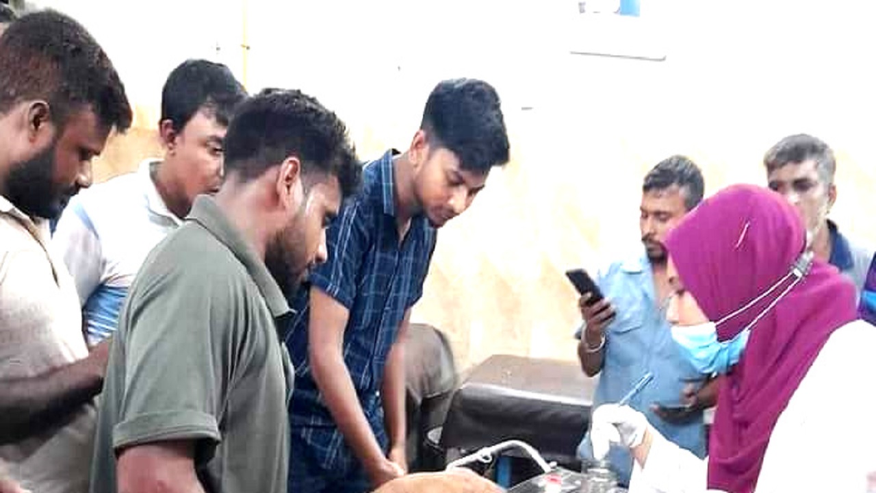 বিশা ইউনিয়ন সাবেক চেয়ারম্যান ও ইউনিয়ন আওয়ামী লীগ সভাপতি আব্দুল মান্নান মোল্লাকে হাসপাতালে চিকিৎসা দেওয়া হচ্ছে। ছবি : কালবেলা