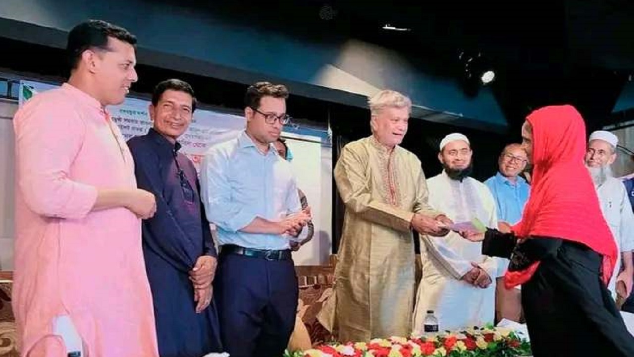 সুনামগঞ্জে এক উপকারভোগীর হাতে ঋণের চেক তুলে দিচ্ছেন পরিকল্পনামন্ত্রী এম এ মান্নান। ছবি : কালবেলা