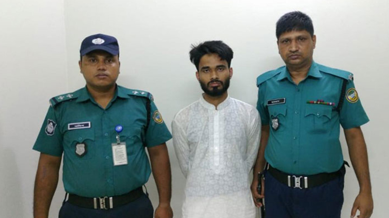 পাসপোর্ট করতে এসে রোহিঙ্গা যুবক আটক। ছবি : কালবেলা