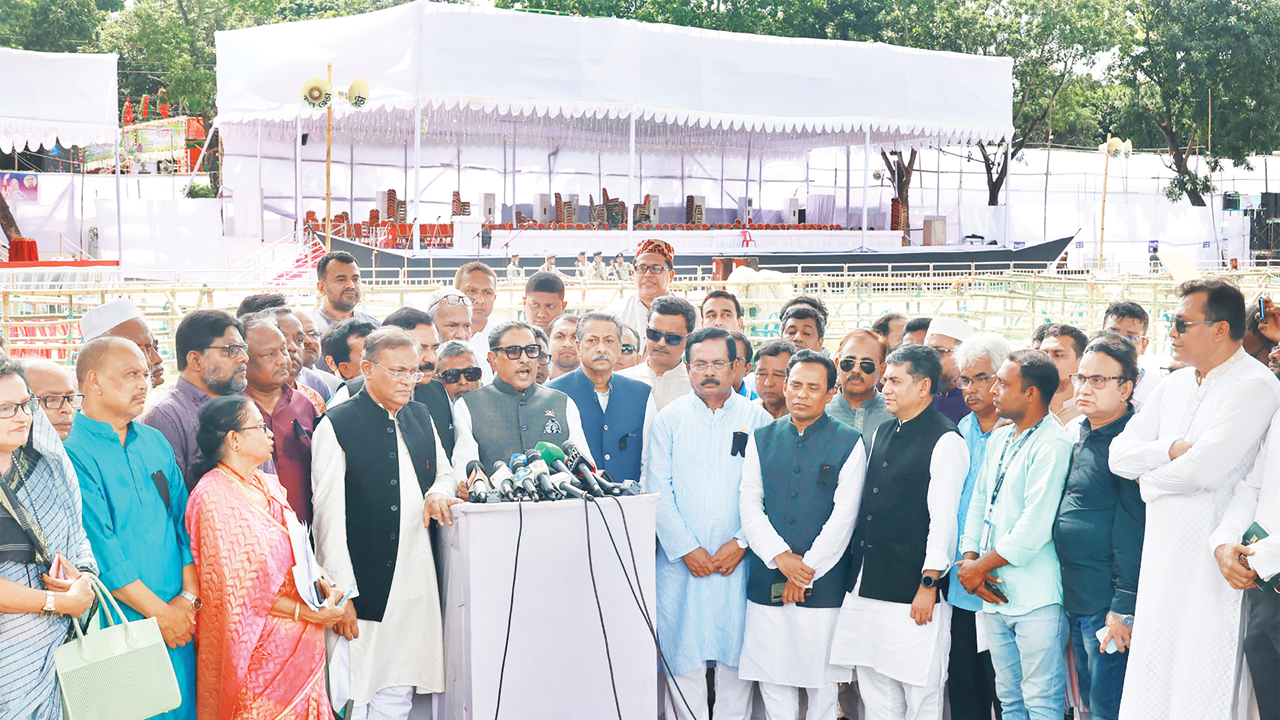 রংপুরে প্রধানমন্ত্রী শেখ হাসিনার জনসভা উপলক্ষে মঙ্গলবার সমাবেশস্থল জিলা স্কুল মাঠ পরিদর্শন শেষে সাংবাদিকদের সঙ্গে কথা বলেন আওয়ামী লীগের সাধারণ সম্পাদক ও সেতুমন্ত্রী ওবায়দুল কাদের। ছবি: কালবেলা।