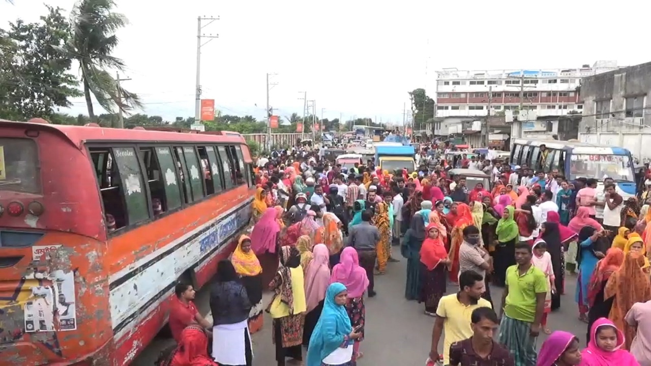 ঢাকা-জয়দেবপুর মহাসড়ক অবরোধ করে চলছে পোশাক শ্রমিকদের বিক্ষোভ। ছবি : কালবেলা