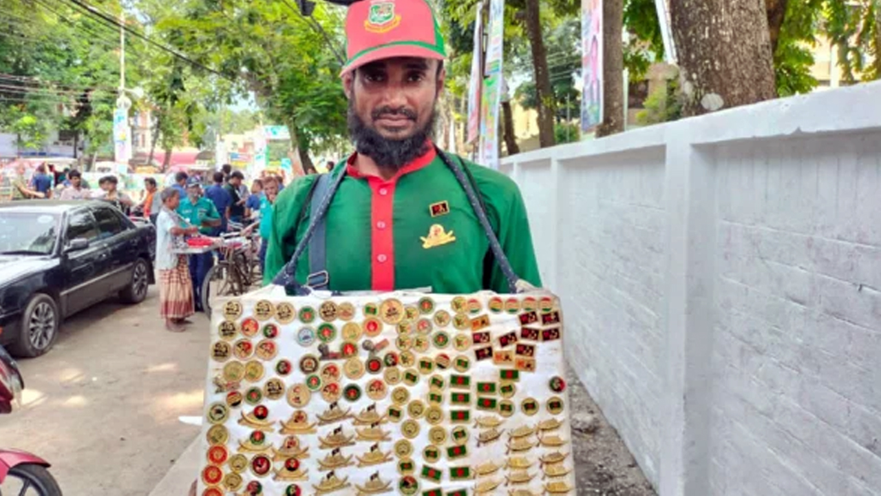 কোটপিন বিক্রেতা নূরে আলম। ছবি : সংগৃহীত