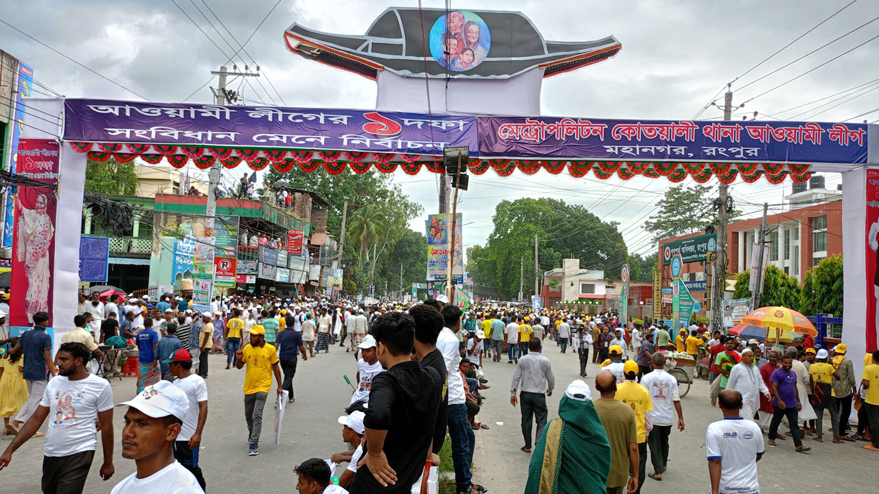 প্রধানমন্ত্রী শেখ হাসিনার জনসভায় যাচ্ছেন নেতাকর্মীরা। ছবি : কালবেলা