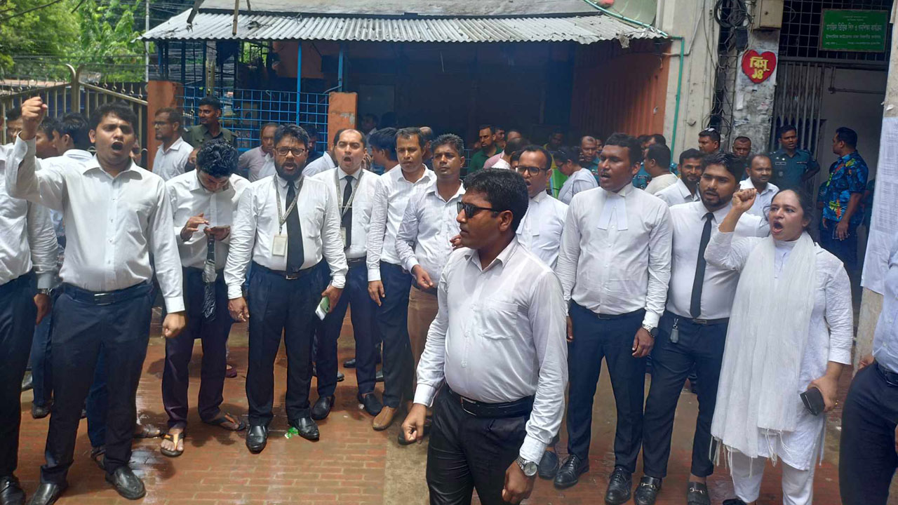 তারেক-জোবাইদার সাজার দাবিতে আওয়ামীপন্থি আইনজীবীদের অবস্থান। ছবি : কালবেলা