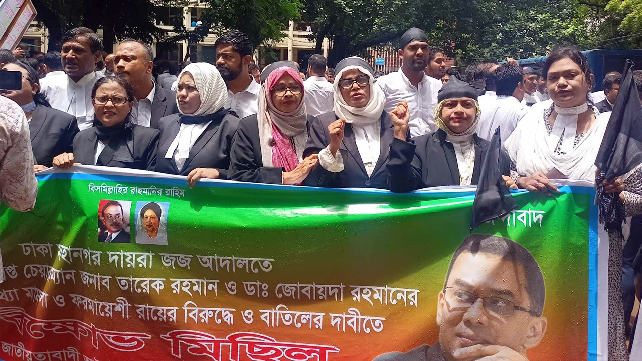 কালো ফিতা মাথায় বেঁধে ও কালো পতাকা হাতে নিয়ে নানা স্লোগান দিচ্ছে বিএনপিপন্থি আইনজীবীরা। ছবি : কালবেলা