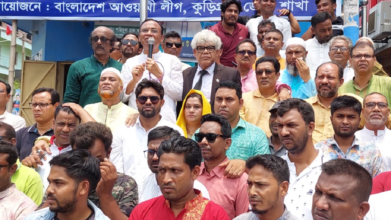 সমাবেশে রওনা দেওয়ার আগ মুহূর্তে কুড়িগ্রাম আওয়ামী লীগের নেতাকর্মীরা। ছবি : কালবেলা