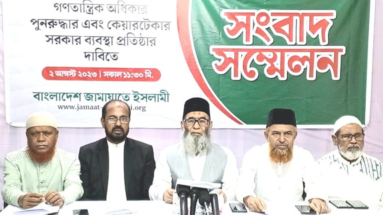 রাজধানীতে এক সংবাদ সম্মেলনে জাময়াতে ইসলামীর ভারপ্রাপ্ত আমির ও সাবেক সংসদ সদস্য অধ্যাপক মুজিবুর রহমান। ছবি : কালবেলা
