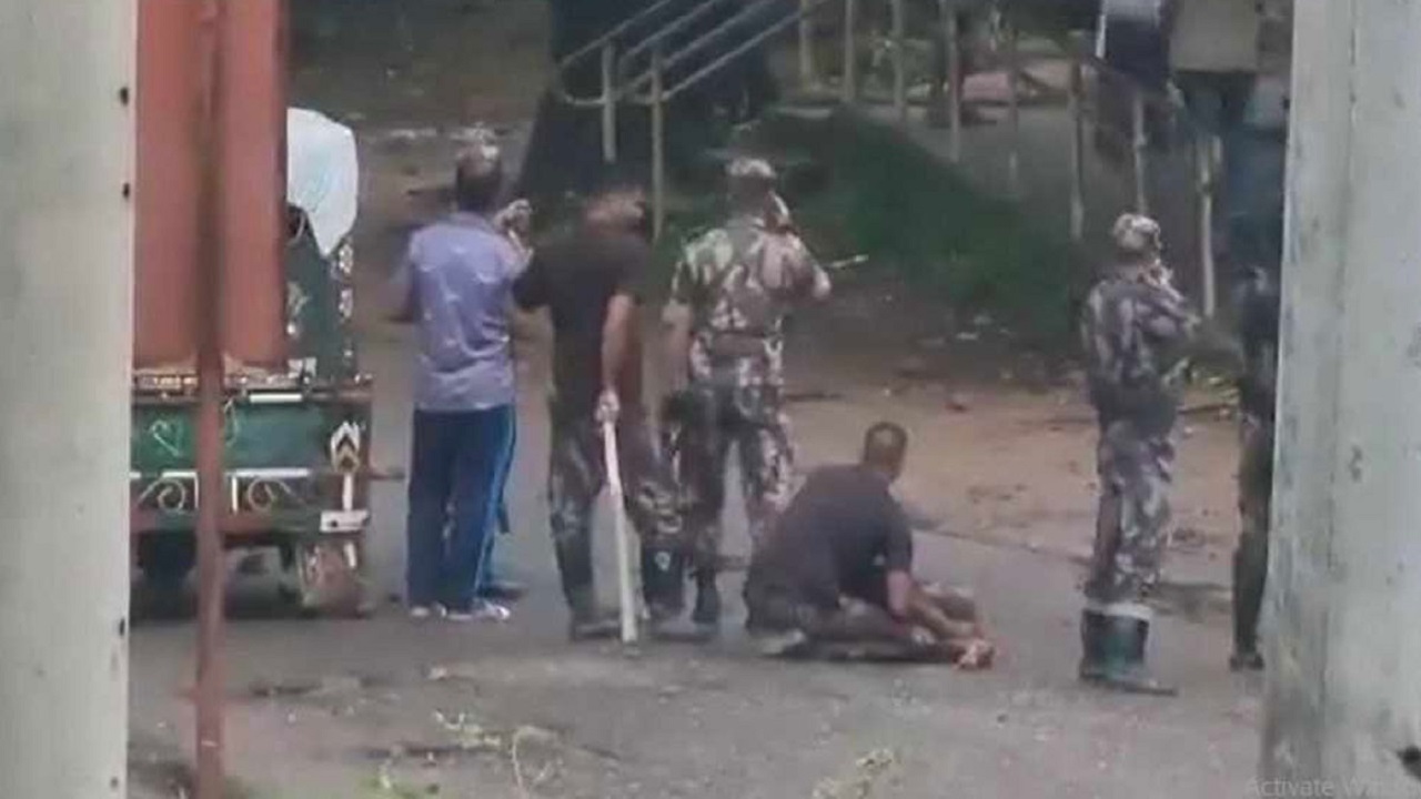টেকনাফে মুখোমুখি অবস্থানে বিজিবি ও স্থানীয়রা। ছবি : সংগৃহীত
