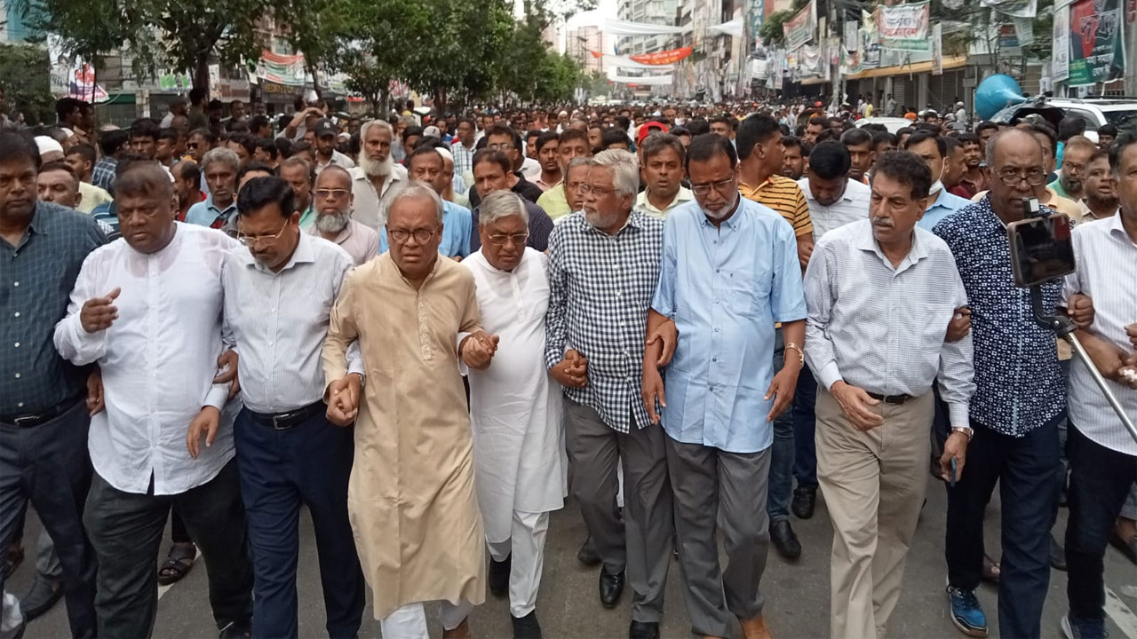 তারেক-জুবাইদাকে সাজা দেওয়ার প্রতিবাদে নয়াপল্টনে বিক্ষোভ করছেন বিএনপির নেতাকর্মীরা। ছবি: কালবেলা 