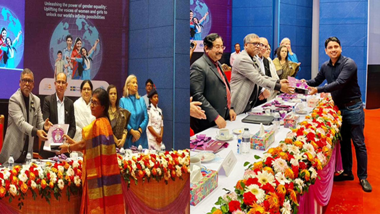 স্বাস্থ্যমন্ত্রী জাহিদ মালেকের কাছ থেকে এওয়ার্ড নিচ্ছেন দৈনিক কালবেলার সাংবাদিক রীতা ভৌমিক (বামে) ও মাহমুদুল হাসান (ডানে)। ছবি: কালবেলা
