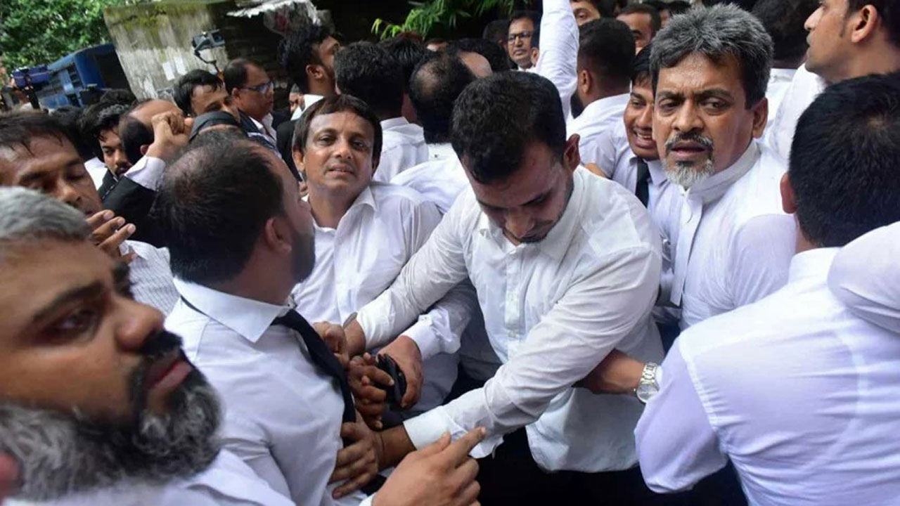আদালতে বিএনপি-আওয়ামীপন্থি আইনজীবীদের হাতাহাতি। ছবি : সংগৃহীত