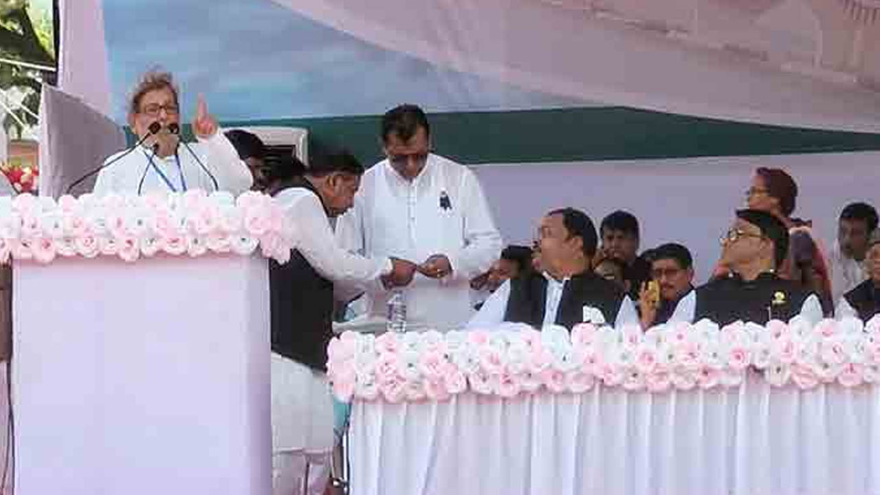 রংপুর জিলা হাইস্কুল মাঠে আওয়ামী লীগ আয়োজিত জনসভায় সাবেক মন্ত্রী আসাদুজ্জামান নূর। ছবি : সংগৃহীত