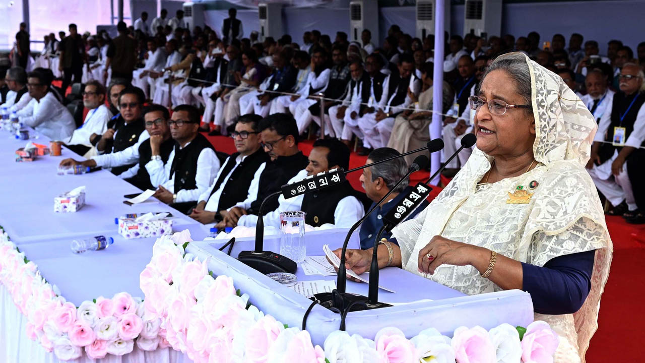 রংপুরে জিলা স্কুল মাঠে বক্তব্য দেন প্রধানমন্ত্রী শেখ হাসিনা। ছবি : সংগৃহীত