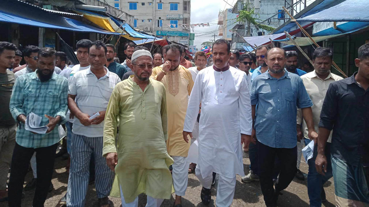 কুমিল্লার তিতাস উপজেলায় সরকারের উন্নয়ন কার্যক্রম প্রচারের সময় আওয়ামী লীগের বিজ্ঞান ও প্রযুক্তি সম্পাদক আবদুস সবুর। ছবি : কালবেলা