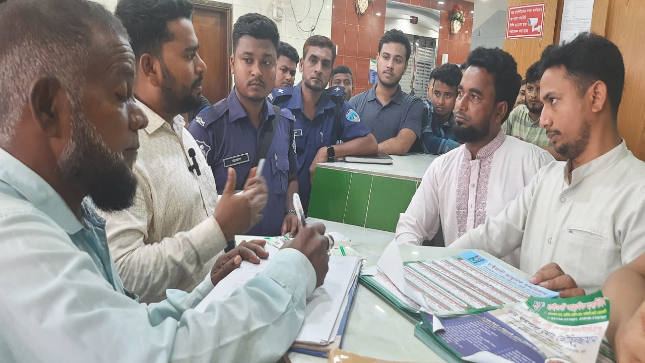 নোয়াখালী সদরের একটি প্রাইভেট হাসপাতালে ভোক্তা অধিকার সংরক্ষণ অধিদপ্তরের অভিযান। ছবি: কালবেলা