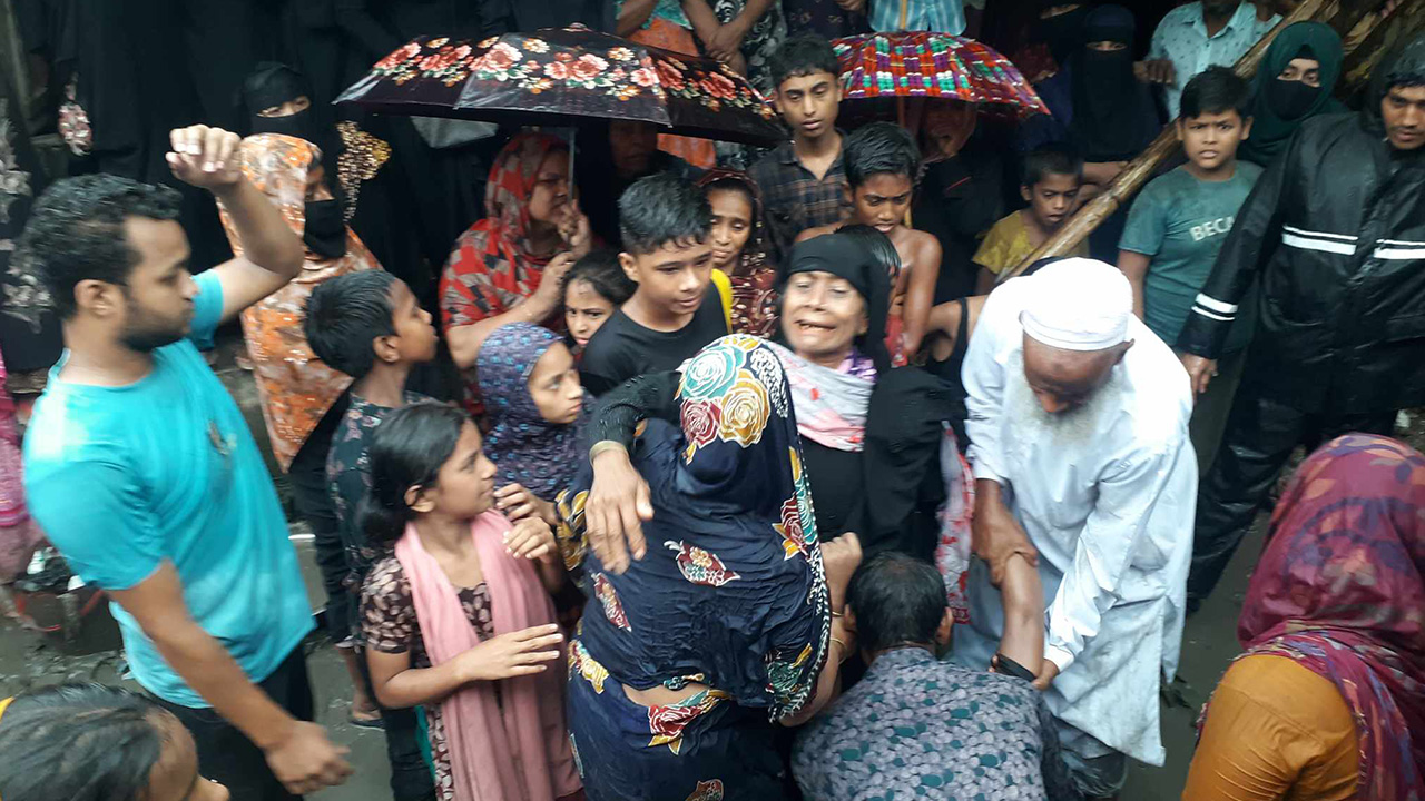 রোকশানার আত্মহত্যায় স্বজনদের আহাজারি। ছবি : কালবেলা