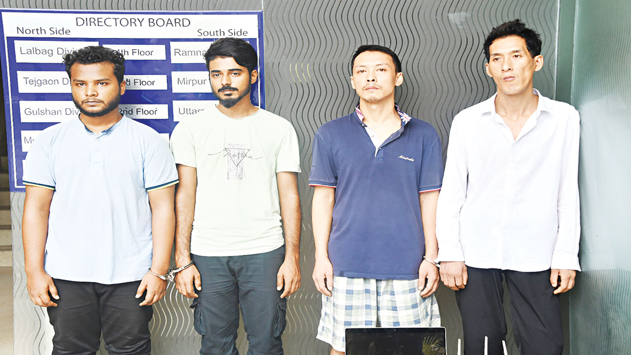 ডিবি পুলিশের হাতে আটক দুই চীনা নাগরিকসহ চার ব্যক্তি। ছবি: কালবেলা