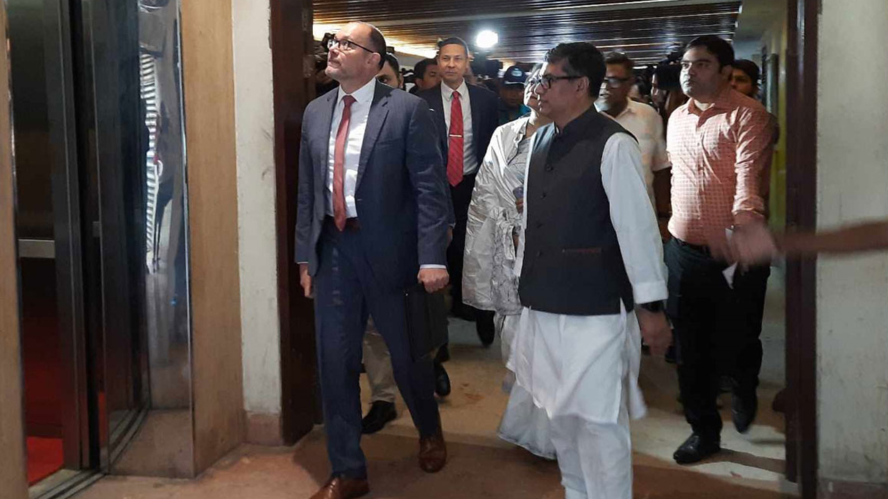 আওয়ামী লীগের দলীয় কার্যালয়ে গেছেন মার্কিন রাষ্ট্রদূত পিটার হাস। ছবি : সংগৃহীত
