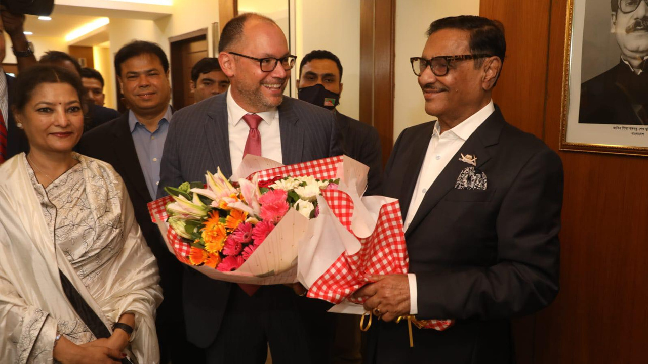 মার্কিন রাষ্ট্রদূত পিটার হাসকে ফুলের তোড়া দিয়ে অভ্যর্থনা জানান আওয়ামী লীগের সাধারণ সম্পাদক ওবায়দুল কাদের। ছবি : কালবেলা