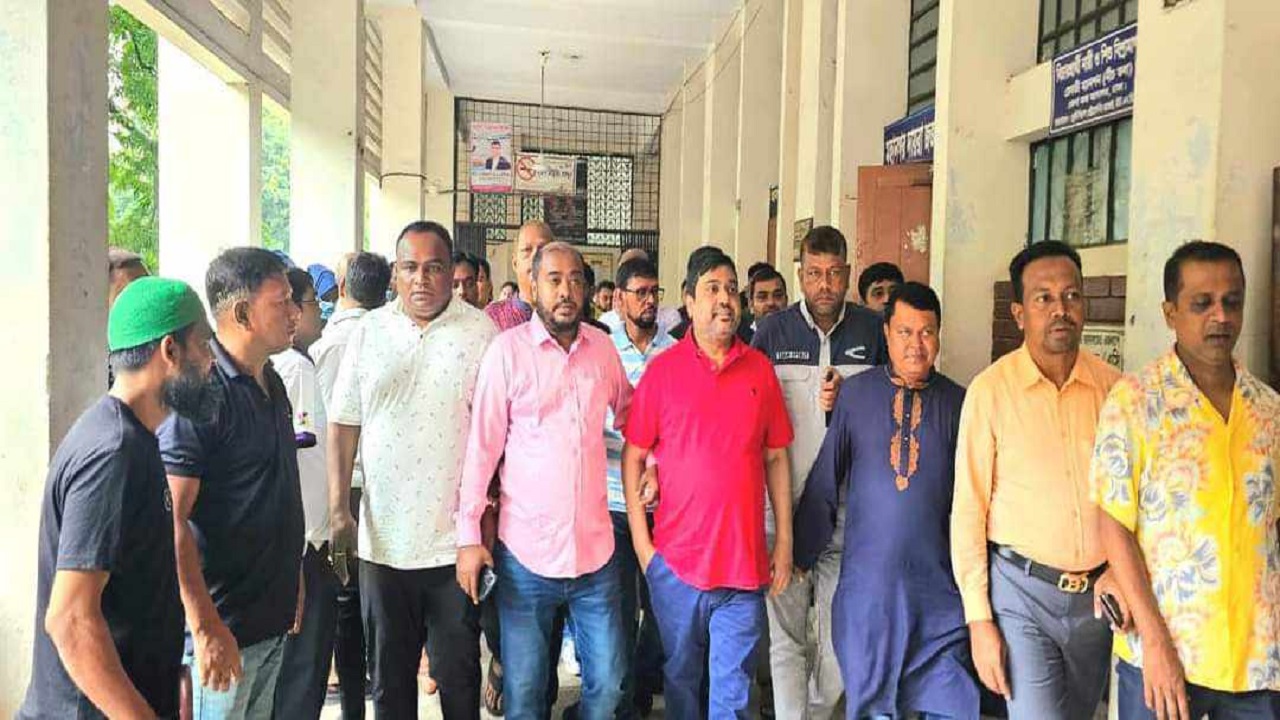 আদালতে ঢাকা মহানগর দক্ষিণ যুবলীগের সাবেক সভাপতি সম্রাট। ছবি : কালবেলা