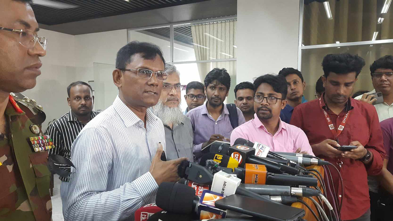 রাজধানীর আগারগাঁওয়ে নির্বাচন ভবনে সাংবাদিকদের সামনে ইসির অতিরিক্ত সচিব অশোক কুমার দেবনাথ। ছবি : সংগৃহীত