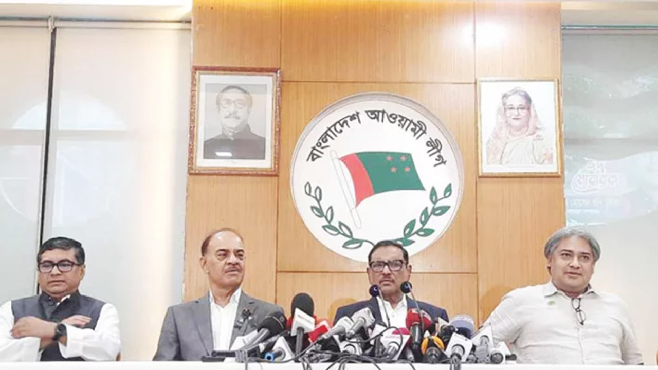 বঙ্গবন্ধু অ্যাভিনিউয়ের আওয়ামী লীগের কেন্দ্রীয় কার্যালয়ে বৈঠক শেষে কথা বলছে  দলটির সাধারণ সম্পাদক ওবায়দুল কাদের। ছবি : সংগৃহীত