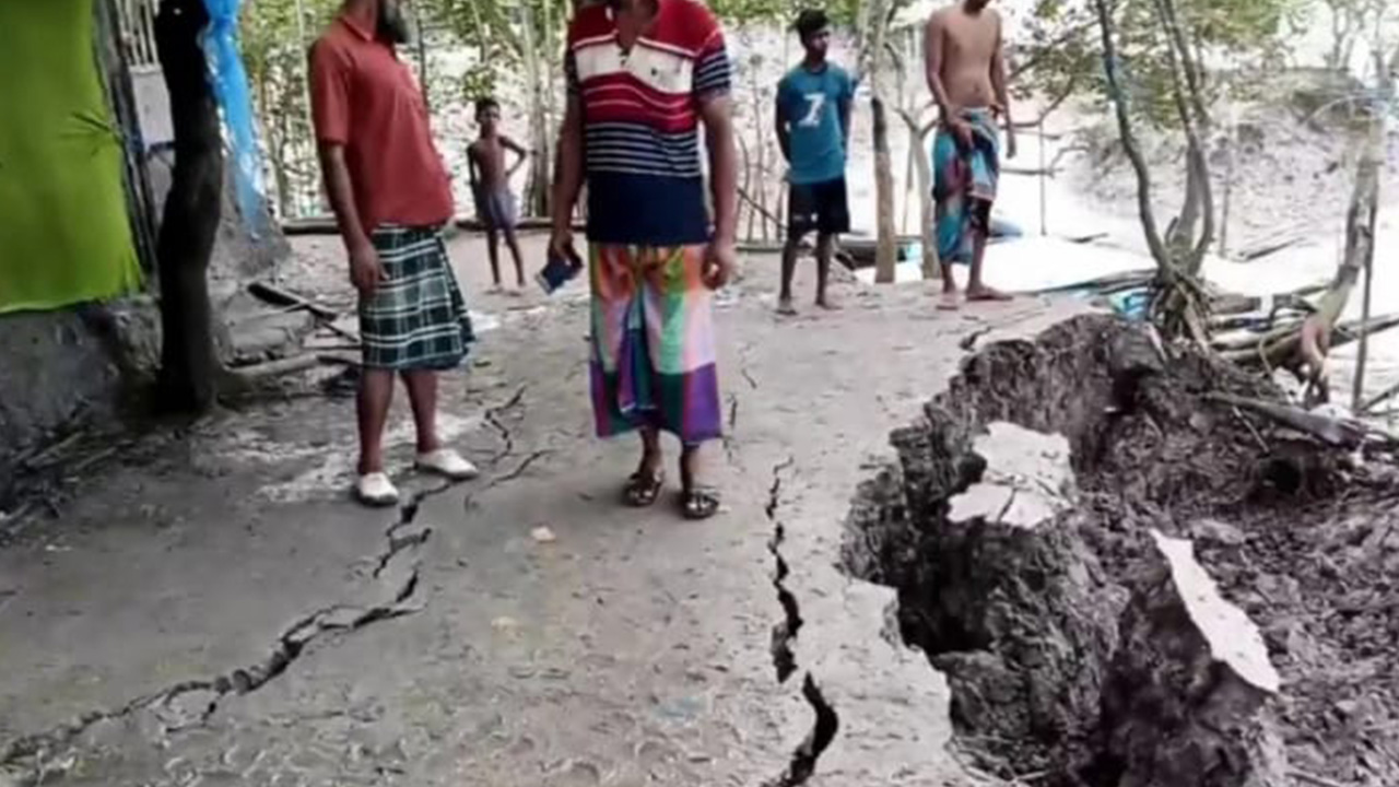 সাতক্ষীরায় নদীভাঙন। ছবি : কালবেলা