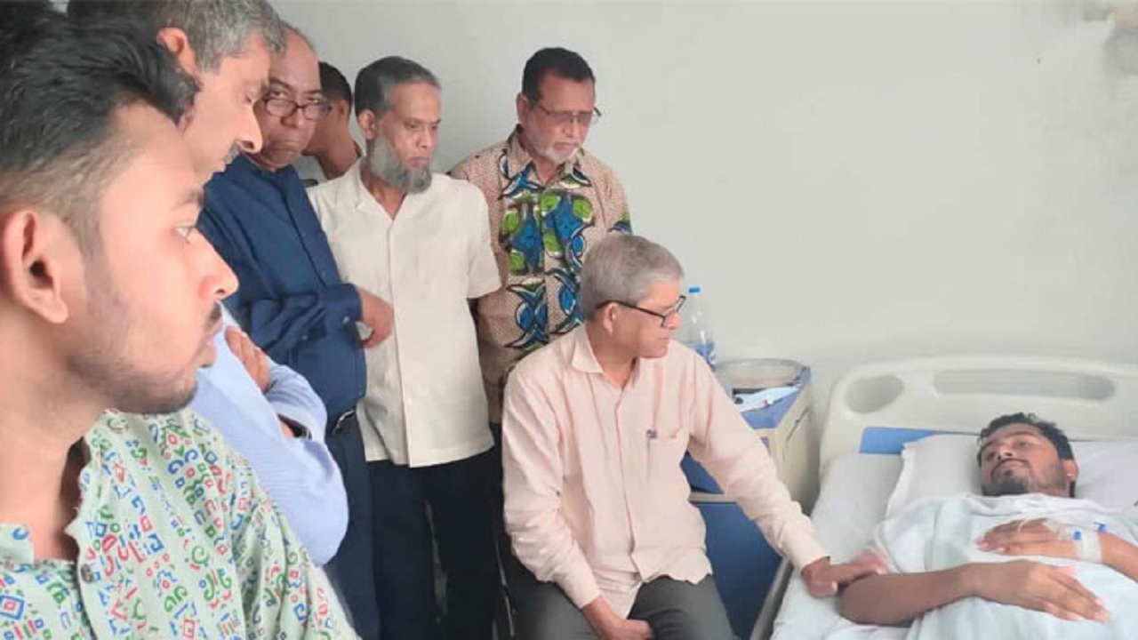 নুরুল হক নুরকে দেখতে হাসপাতালে মির্জা ফখরুল ইসলাম আলমগীর। ছবি : সংগৃহীত