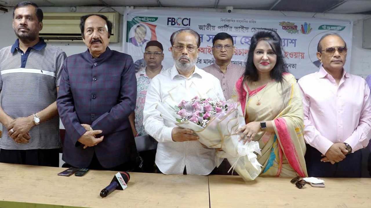 সালমা হোসেন এ্যাশকে ফুলেল শুভেচ্ছা জানান জাতীয় পার্টি চেয়ারম্যান গোলাম মোহাম্মদ কাদের। ছবি : কালবেলা