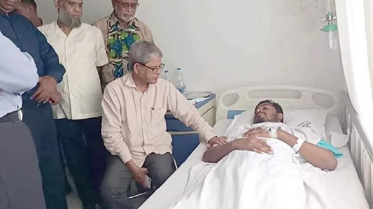 ধানমন্ডির আনোয়ার খান মডার্ন হাসপাতালে নুরকে দেখতে যান মির্জা ফখরুল। ছবি : সংগৃহীত