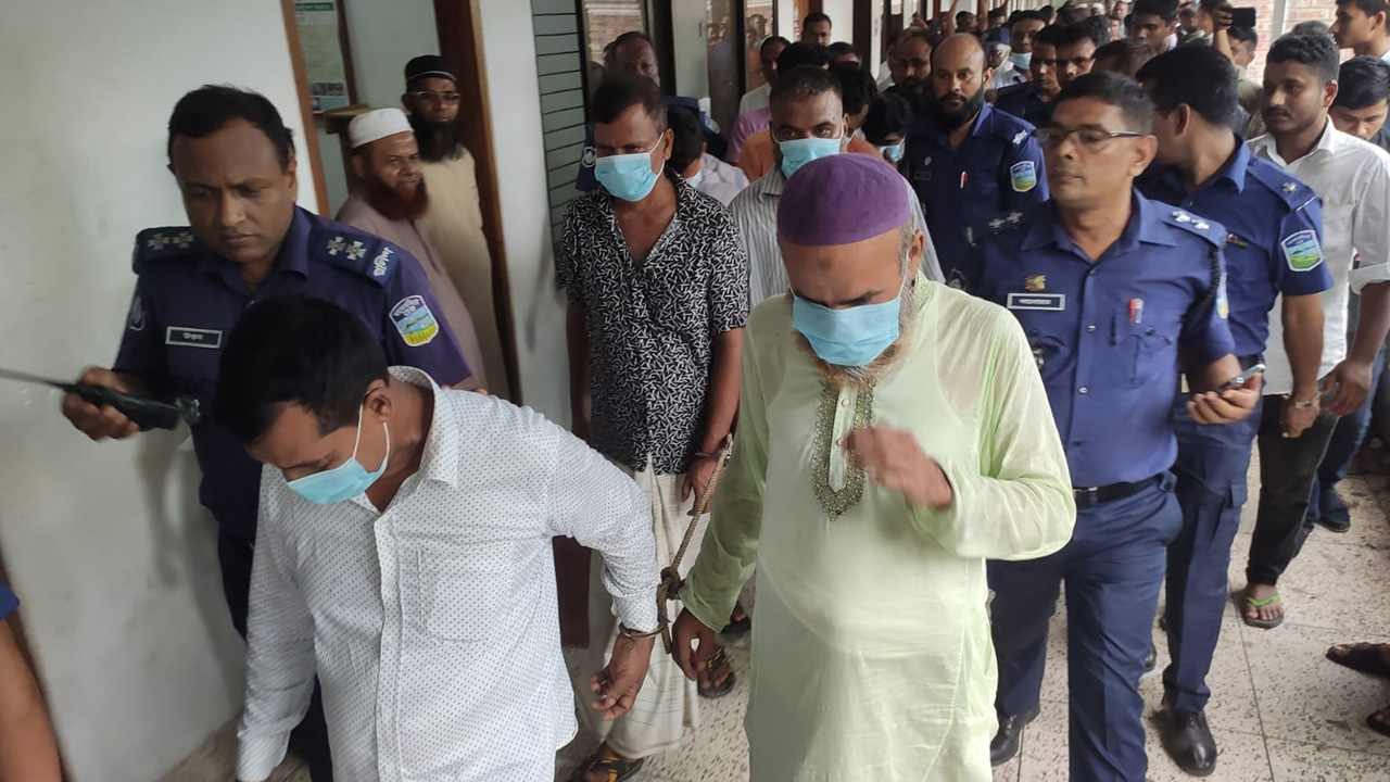 আদালত প্রাঙ্গণে আসামিরা। ছবি : কালবেলা
