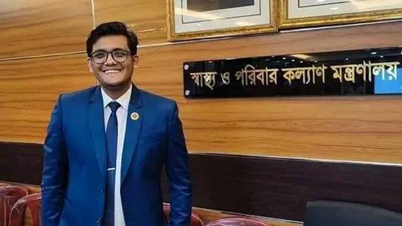 ভোলার লালমোহন উপজেলা হেলথ কমপ্লেক্সের চিকিৎসক ডা. হিল্লোল দে। ছবি : কালবেলা