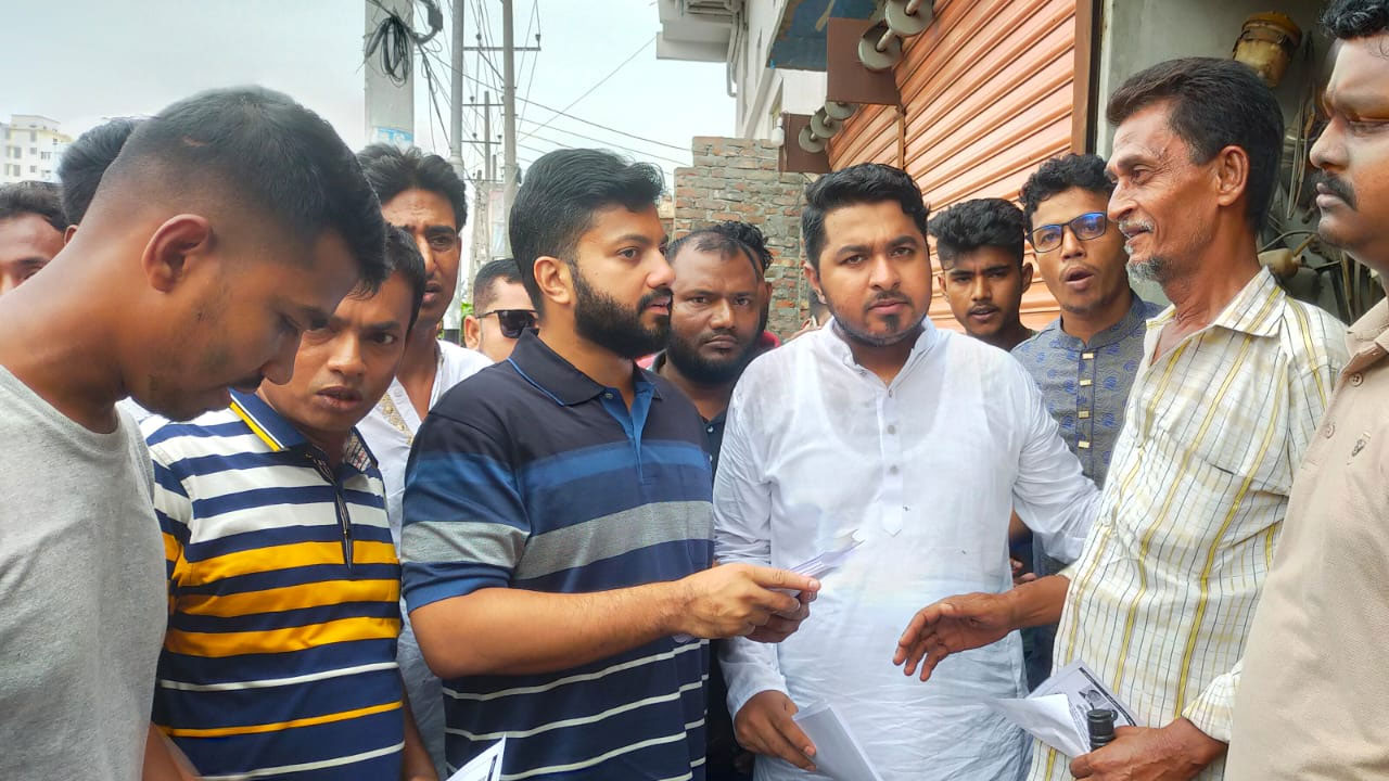 ডেঙ্গু প্রতিরোধে লিফলেট বিতরণ করছেন বিএনপির সাবেক মেয়র প্রার্থী ইঞ্জিনিয়ার ইশরাক হোসেন। ছবি : কালবেলা